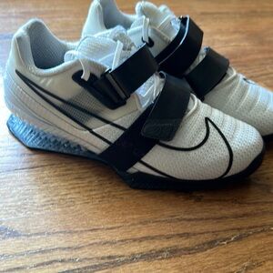 Nike romaleos 4. Men’s 7.5 women’s 9 sizing. Slightly used in great condition